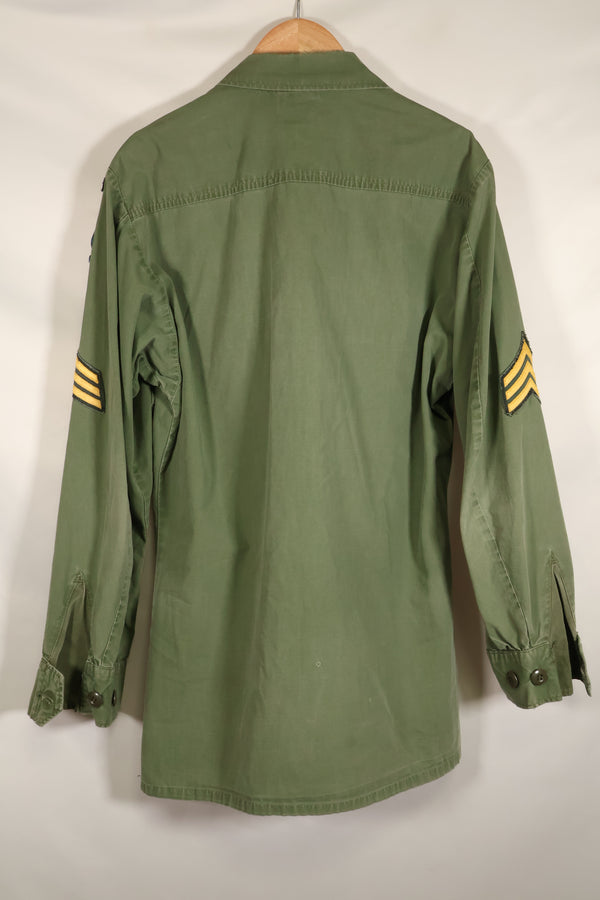 ประมาณปี 1967 – ขนาด S-L – หมวกเขียว – เสื้อแจ็คเก็ตพรางป่า รุ่นที่ 3 – มีสีซีดเล็กน้อย – มือสอง