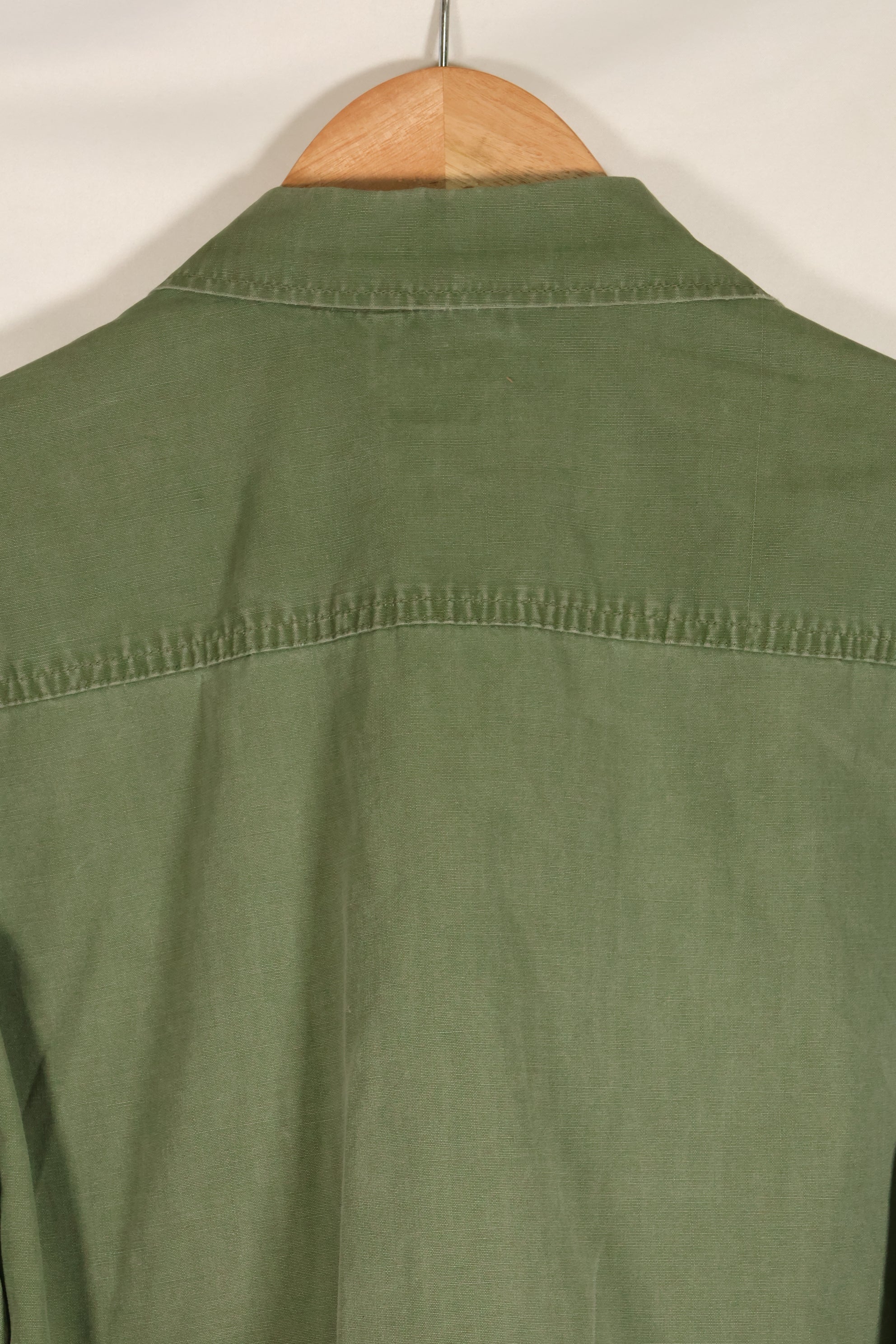 ประมาณปี 1967 – ขนาด S-L – หมวกเขียว – เสื้อแจ็คเก็ตพรางป่า รุ่นที่ 3 – มีสีซีดเล็กน้อย – มือสอง