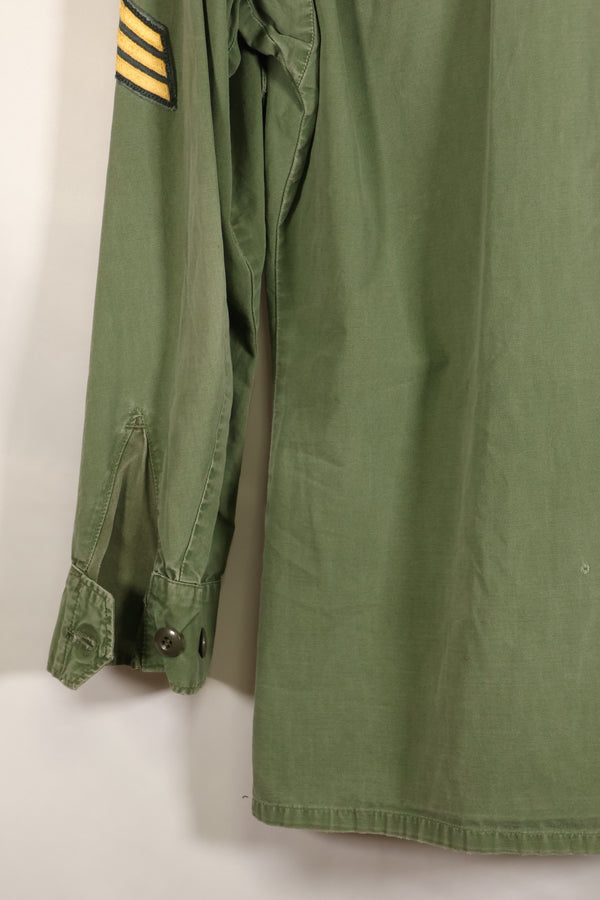 ประมาณปี 1967 – ขนาด S-L – หมวกเขียว – เสื้อแจ็คเก็ตพรางป่า รุ่นที่ 3 – มีสีซีดเล็กน้อย – มือสอง