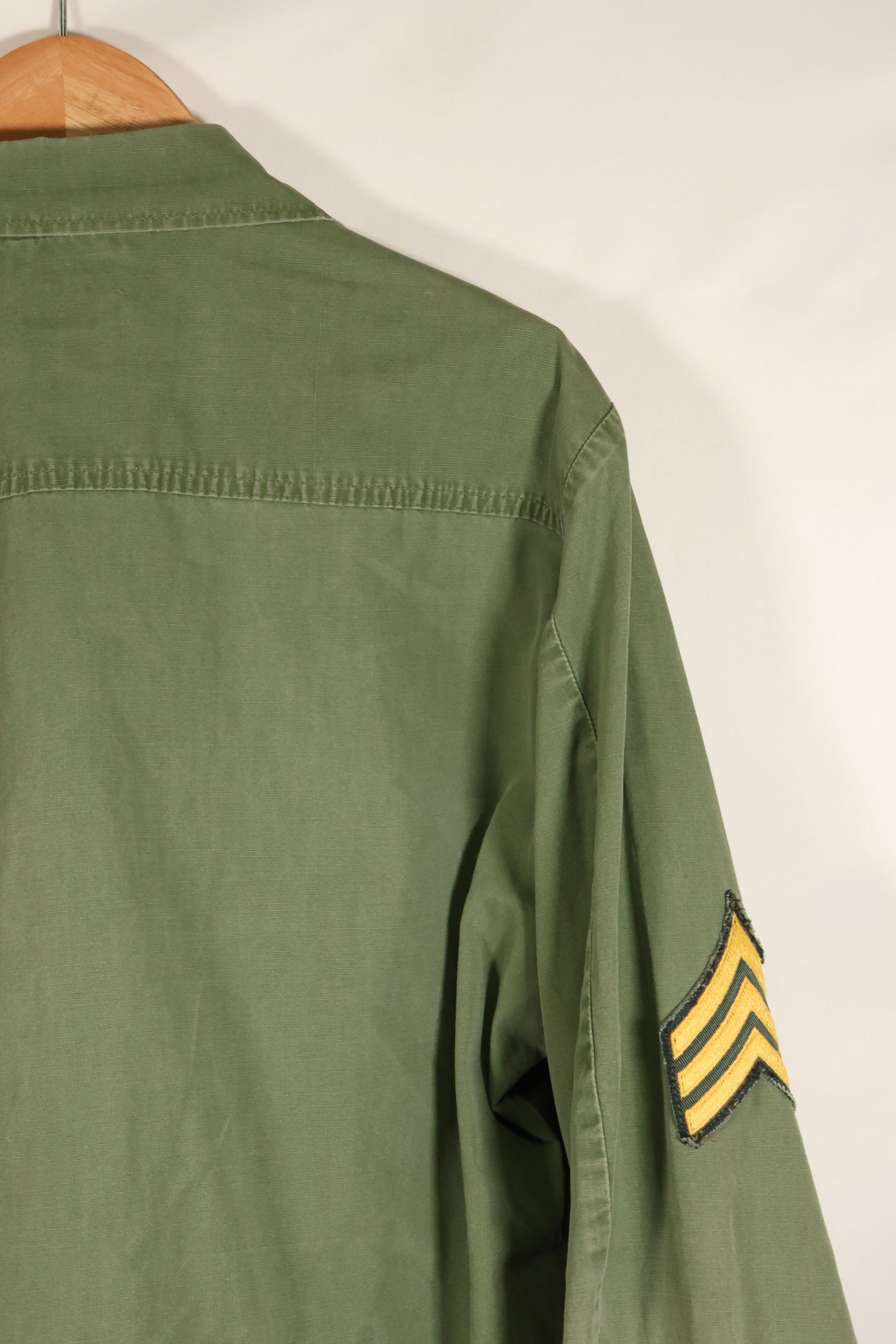ประมาณปี 1967 – ขนาด S-L – หมวกเขียว – เสื้อแจ็คเก็ตพรางป่า รุ่นที่ 3 – มีสีซีดเล็กน้อย – มือสอง