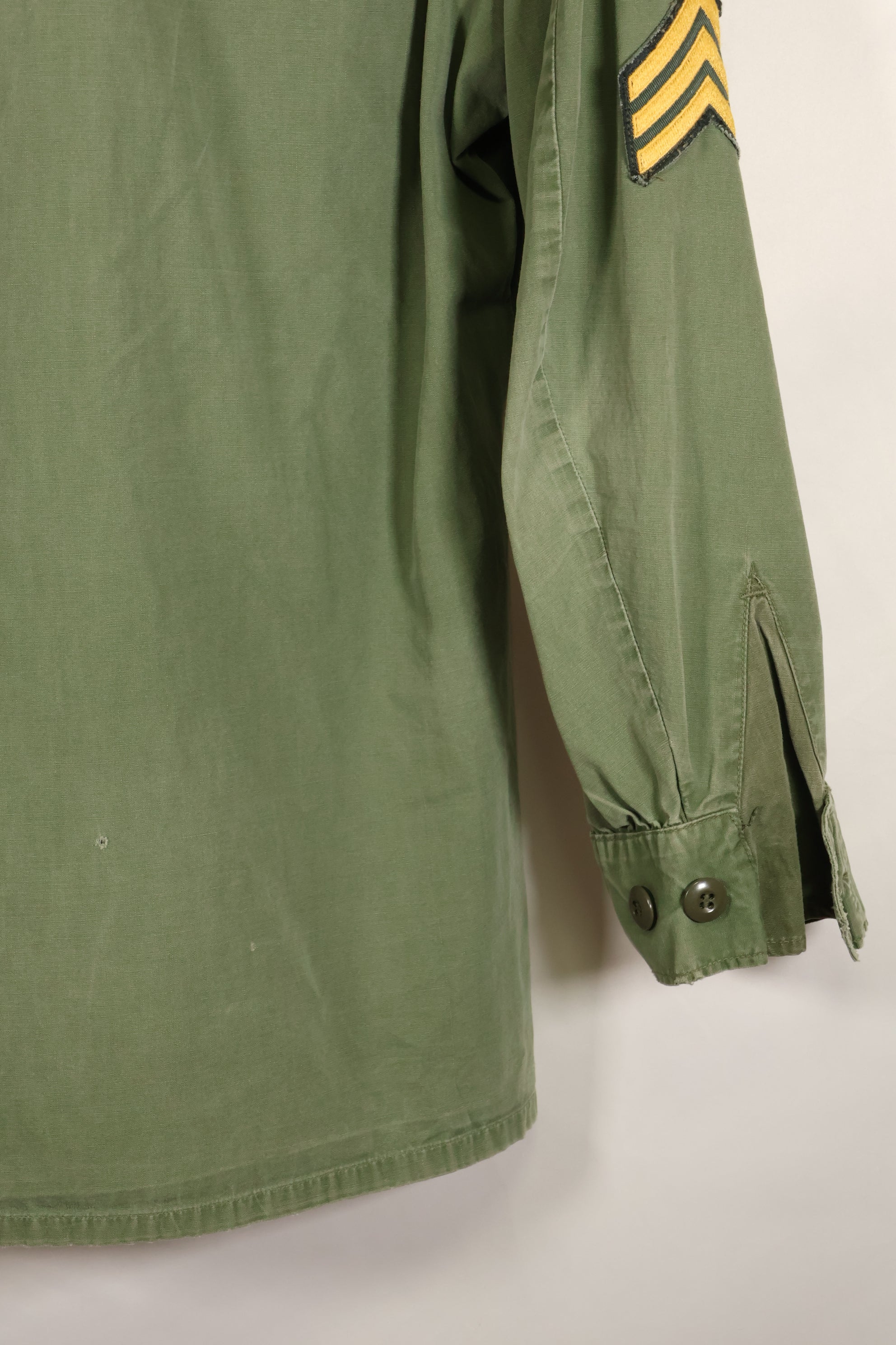 ประมาณปี 1967 – ขนาด S-L – หมวกเขียว – เสื้อแจ็คเก็ตพรางป่า รุ่นที่ 3 – มีสีซีดเล็กน้อย – มือสอง