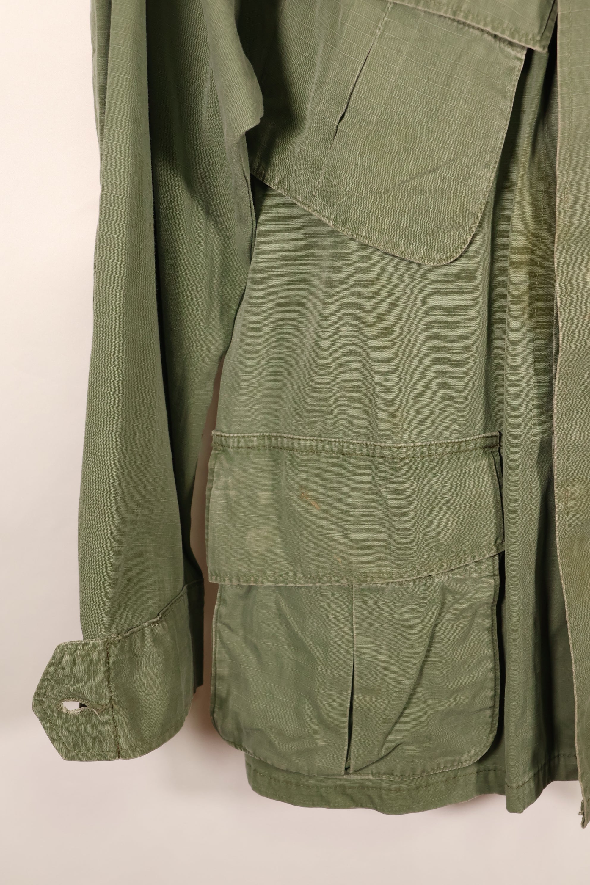 แจ็กเก็ตทหารแบบ Jungle Fatigue รุ่น M-S รุ่นที่ 4 ปี 1969 – สีจางเล็กน้อย – มือสอง