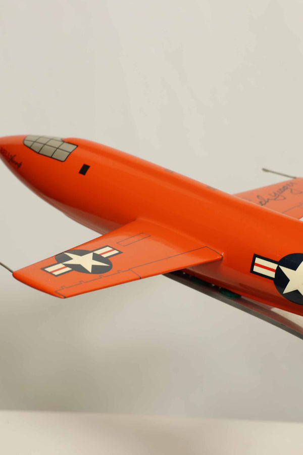チャック・イエーガー空軍准将　直筆サイン入り　X-1 有人航空機模型　中古品