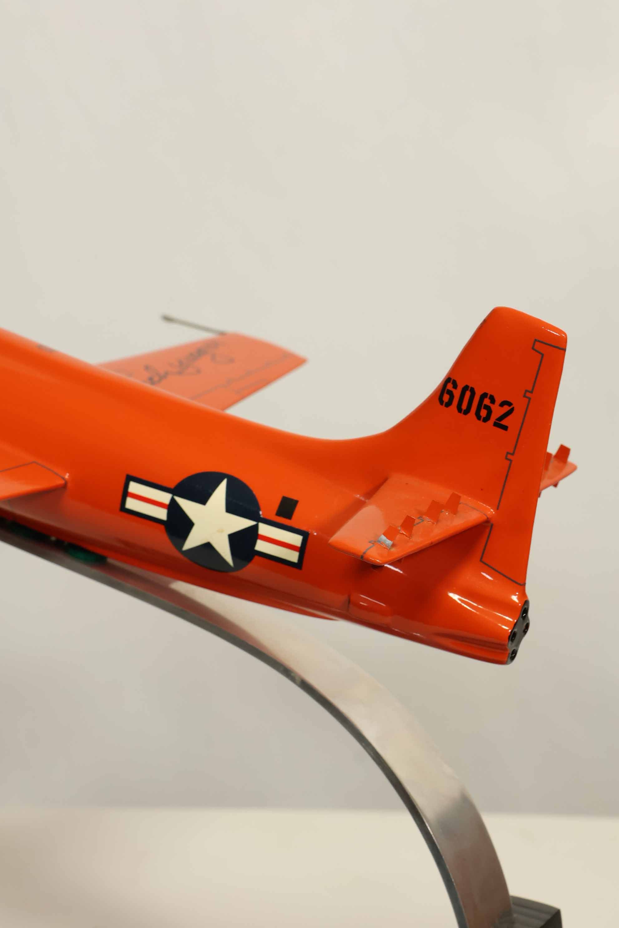 チャック・イエーガー空軍准将　直筆サイン入り　X-1 有人航空機模型　中古品