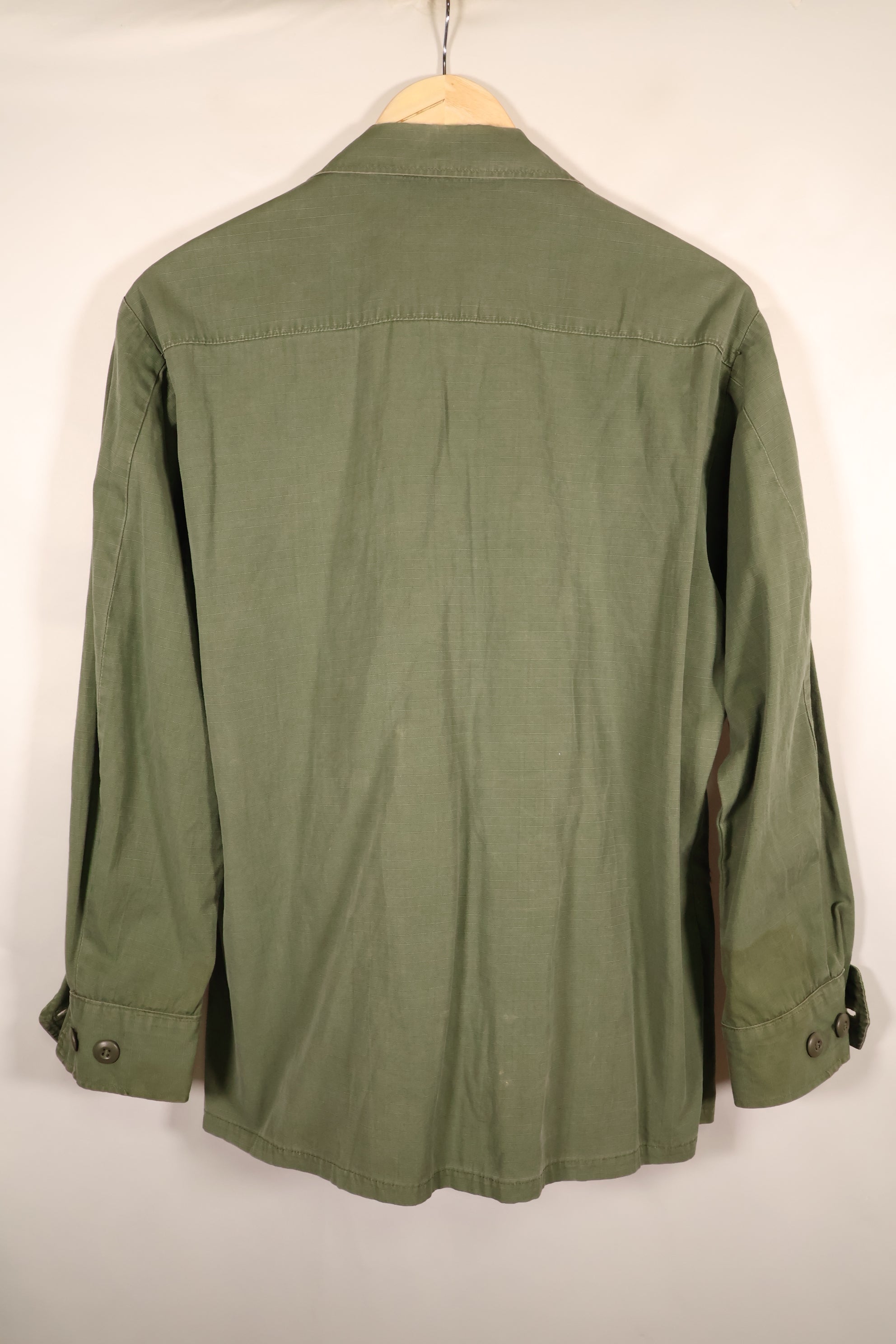 แจ็กเก็ตทหารแบบ Jungle Fatigue รุ่น M-S รุ่นที่ 4 ปี 1969 – สีจางเล็กน้อย – มือสอง