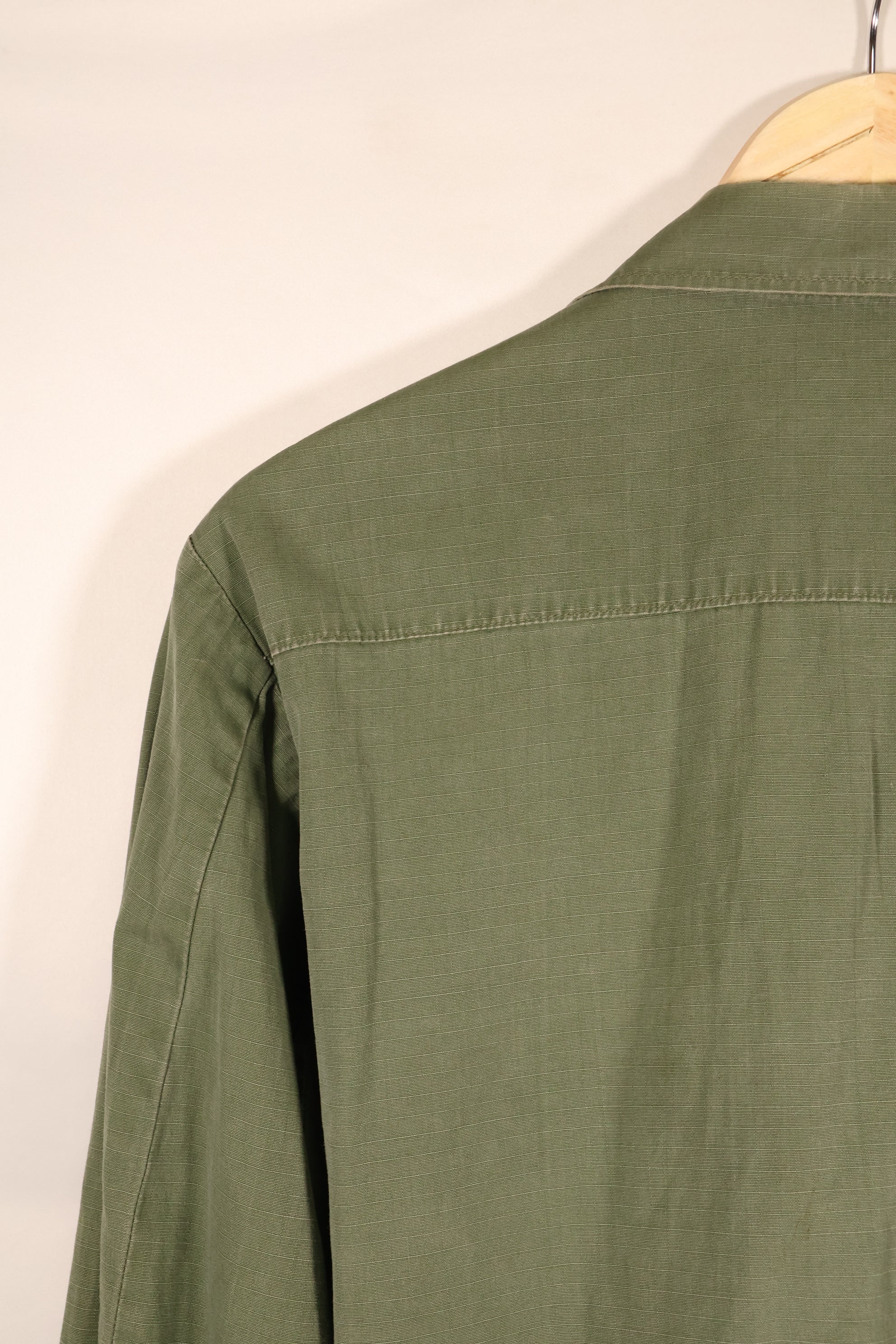 แจ็กเก็ตทหารแบบ Jungle Fatigue รุ่น M-S รุ่นที่ 4 ปี 1969 – สีจางเล็กน้อย – มือสอง
