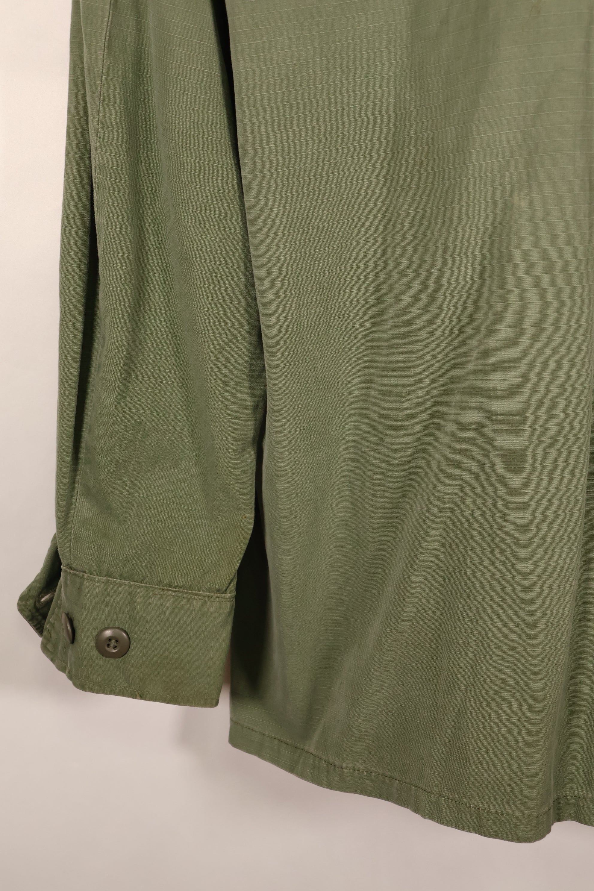 แจ็กเก็ตทหารแบบ Jungle Fatigue รุ่น M-S รุ่นที่ 4 ปี 1969 – สีจางเล็กน้อย – มือสอง