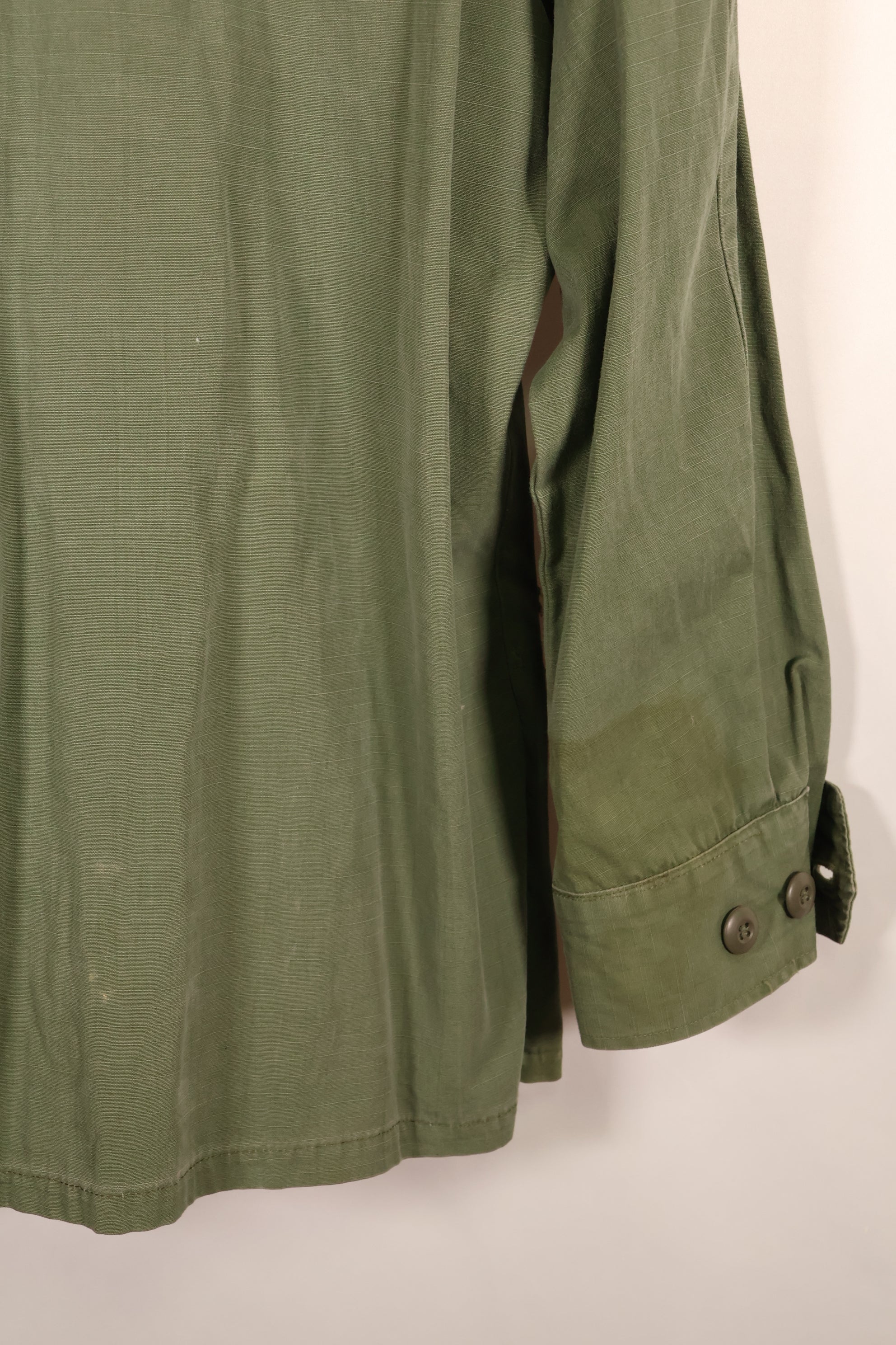 แจ็กเก็ตทหารแบบ Jungle Fatigue รุ่น M-S รุ่นที่ 4 ปี 1969 – สีจางเล็กน้อย – มือสอง