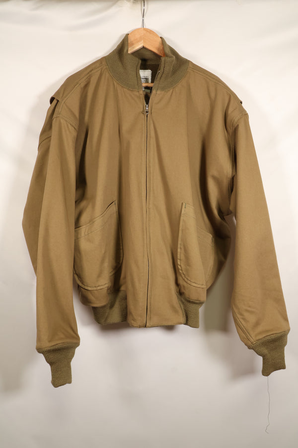 จำลอง 42R – จากภาพยนตร์ *Fury* – สินค้าคงเหลือ – เสื้อแจ็คเก็ตทหารเติมน้ำมัน รุ่นที่ 1 สมัยสงครามโลกครั้งที่ 2 – มือสอง