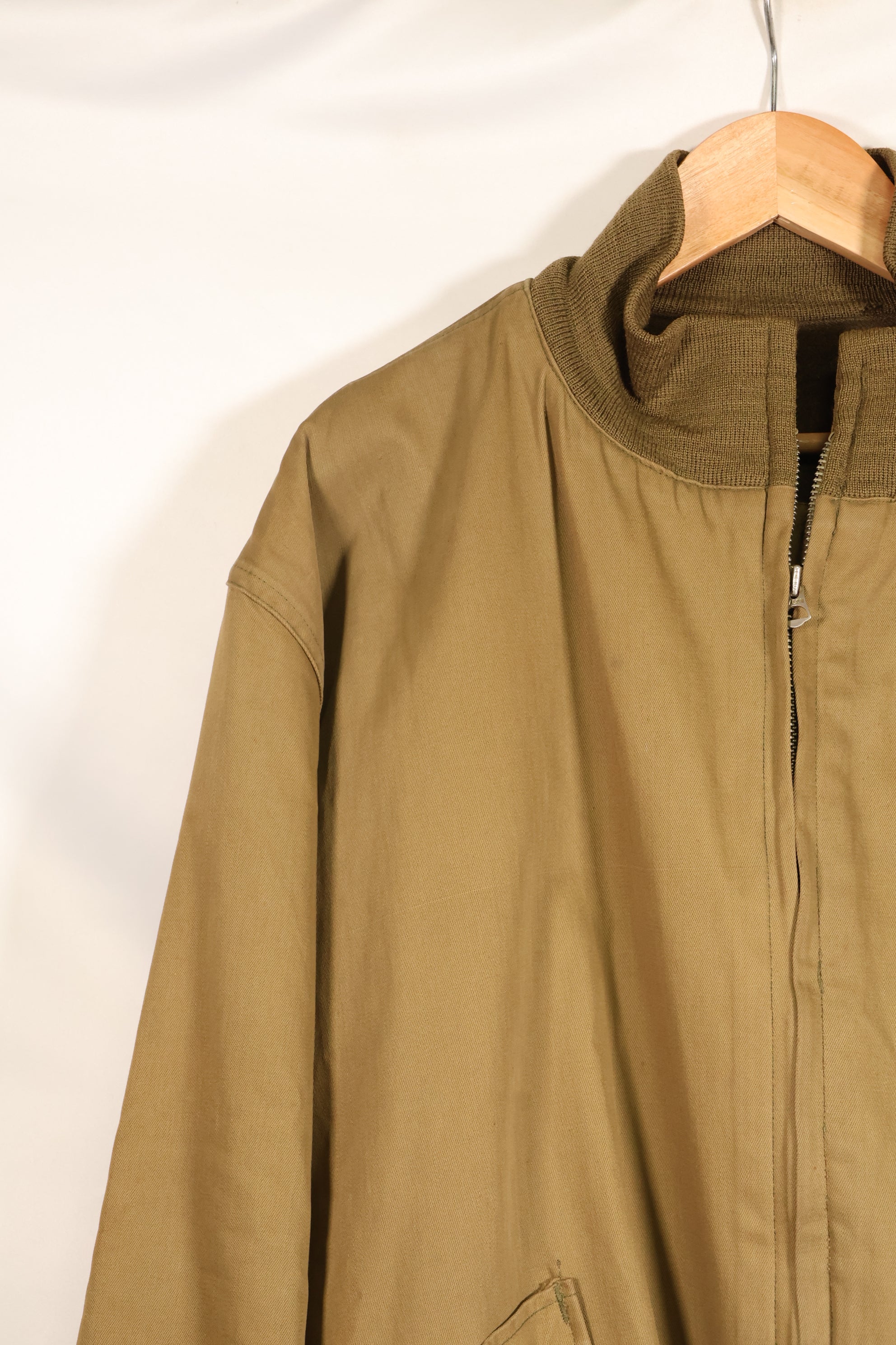 ทศวรรษ 1940, สงครามโลกครั้งที่สอง, กองทัพสหรัฐฯ, เสื้อแจ็คเก็ตทหารขนส่งรุ่นที่ 1, มีรอยเสียหายและคราบ, ของมือสอง