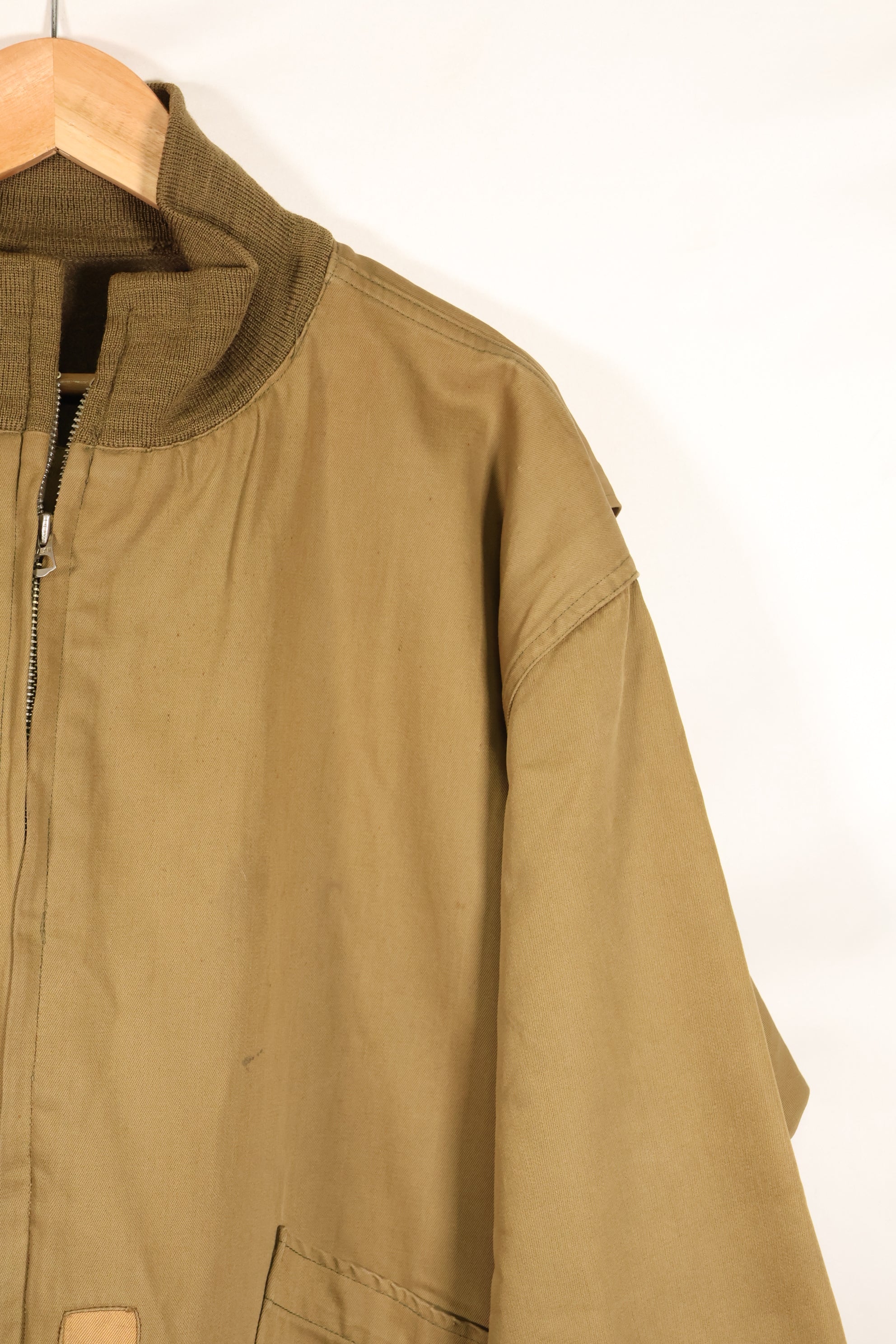 ทศวรรษ 1940, สงครามโลกครั้งที่สอง, กองทัพสหรัฐฯ, เสื้อแจ็คเก็ตทหารขนส่งรุ่นที่ 1, มีรอยเสียหายและคราบ, ของมือสอง