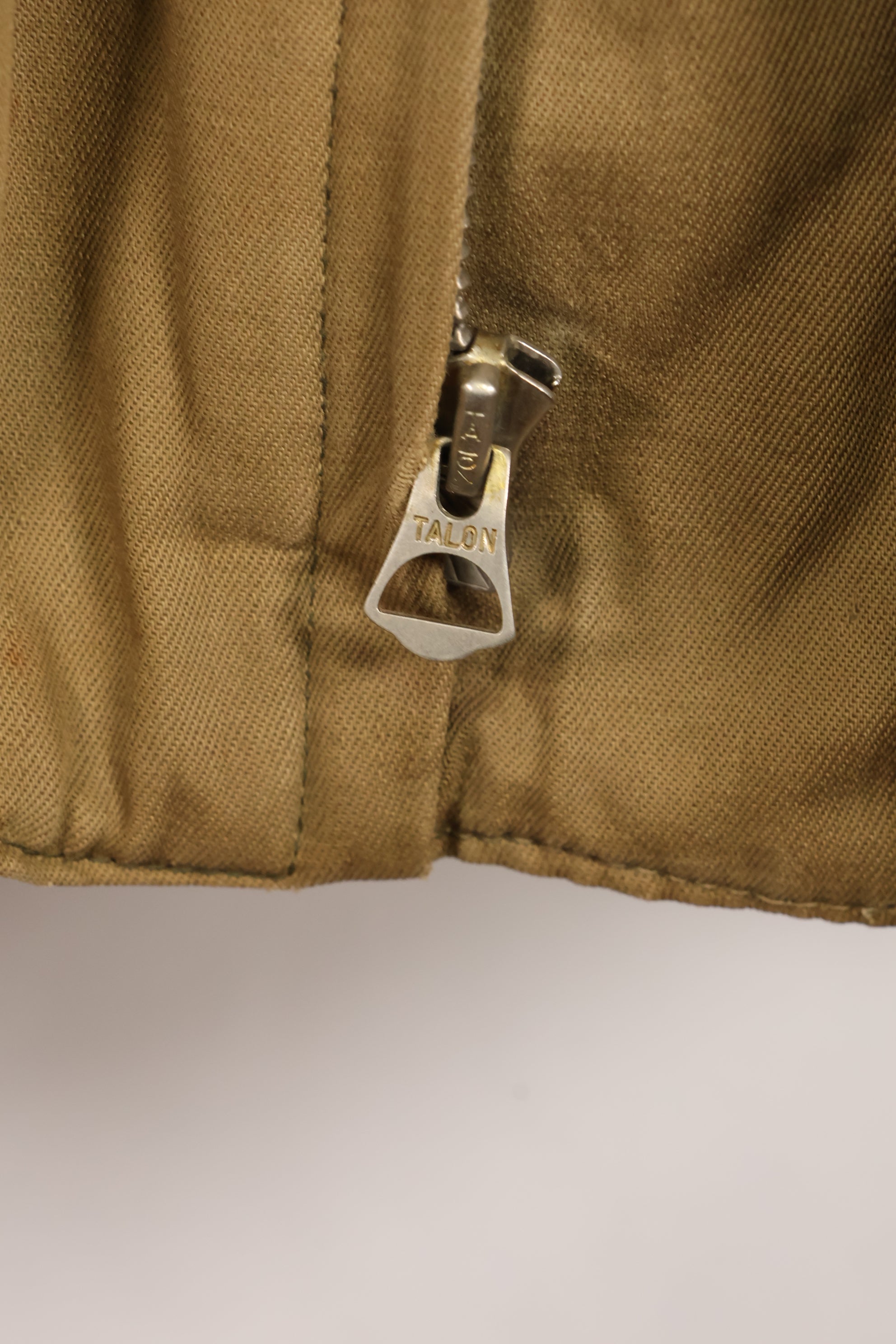 ทศวรรษ 1940, สงครามโลกครั้งที่สอง, กองทัพสหรัฐฯ, เสื้อแจ็คเก็ตทหารขนส่งรุ่นที่ 1, มีรอยเสียหายและคราบ, ของมือสอง