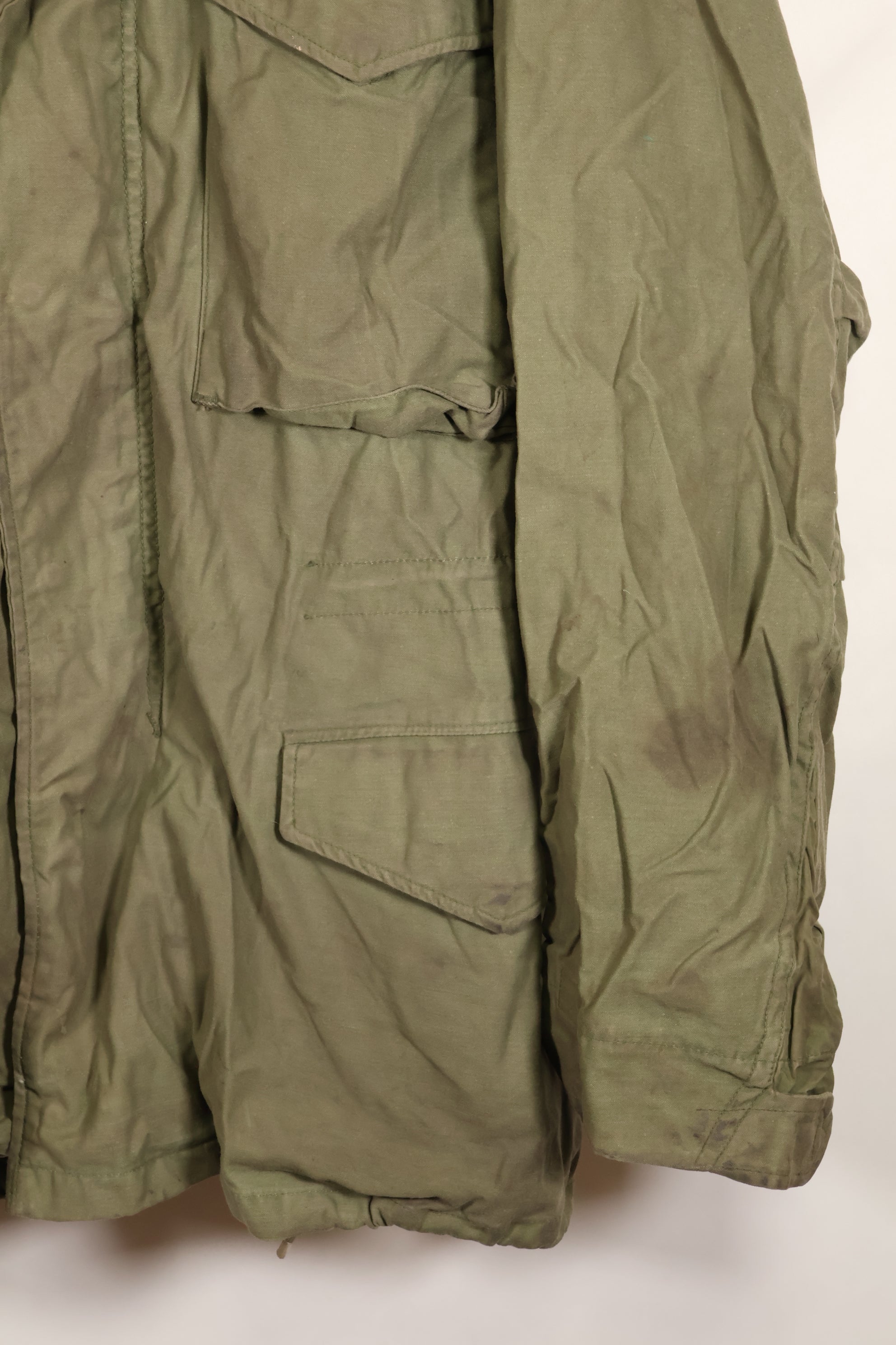 เสื้อแจ็คเก็ตสนาม M-R M65 รุ่นที่ 2 ปี 1970 พร้อมเครื่องหมายยศ มีคราบสกปรกเล็กน้อย ไม่มีซับใน มือสอง
