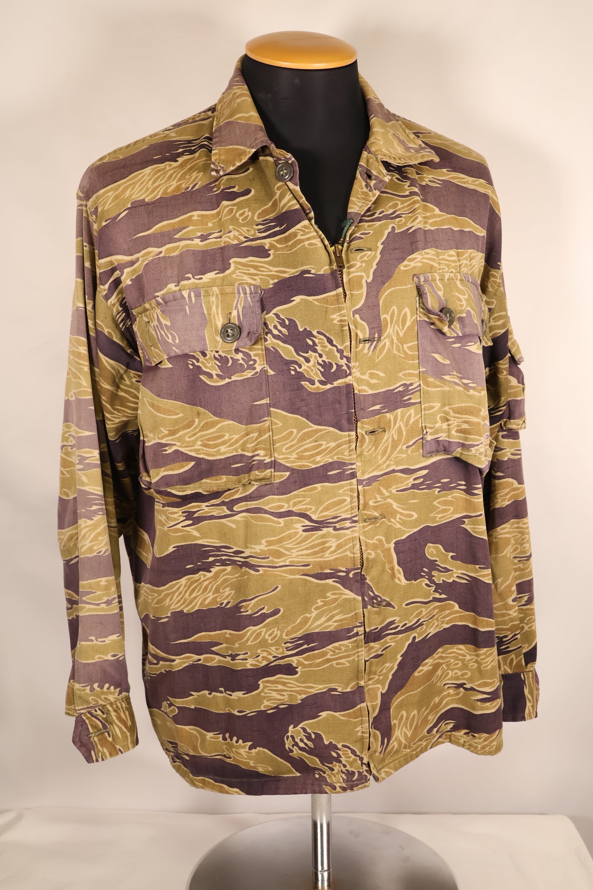 ปลายทศวรรษ 1960 – สวมโดยอดีตที่ปรึกษาของ MIKE FORCE – เสื้อ Gold Tiger US-M ที่มีซิปถูกปรับเปลี่ยน