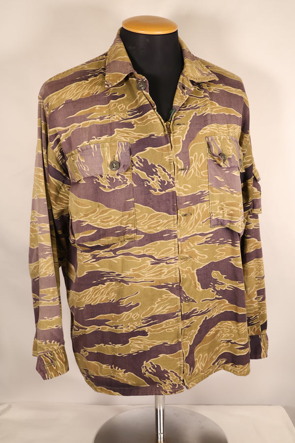ปลายทศวรรษ 1960 – สวมโดยอดีตที่ปรึกษาของ MIKE FORCE – เสื้อ Gold Tiger US-M ที่มีซิปถูกปรับเปลี่ยน