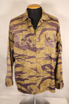 ปลายทศวรรษ 1960 – สวมโดยอดีตที่ปรึกษาของ MIKE FORCE – เสื้อ Gold Tiger US-M ที่มีซิปถูกปรับเปลี่ยน