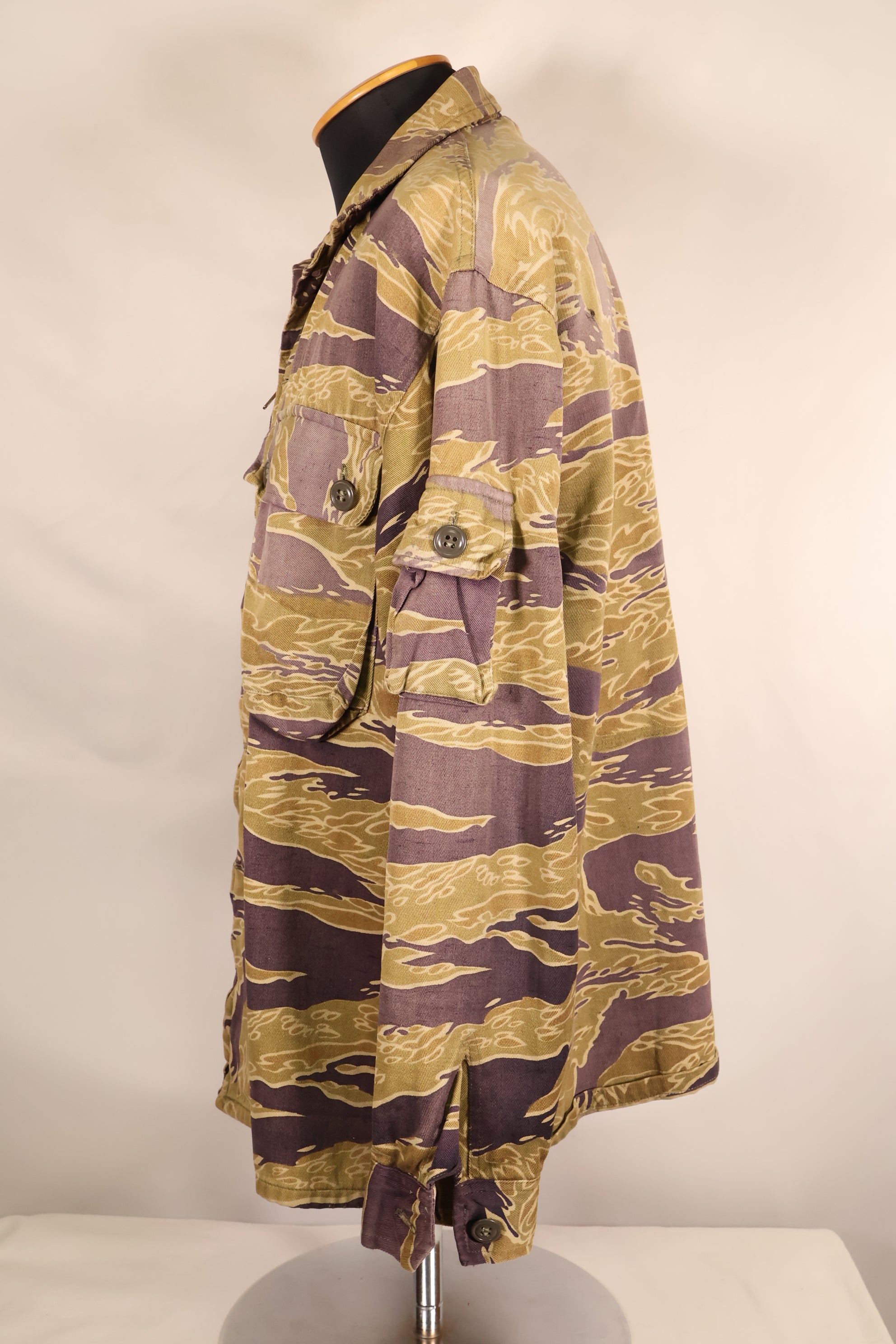ปลายทศวรรษ 1960 – สวมโดยอดีตที่ปรึกษาของ MIKE FORCE – เสื้อ Gold Tiger US-M ที่มีซิปถูกปรับเปลี่ยน