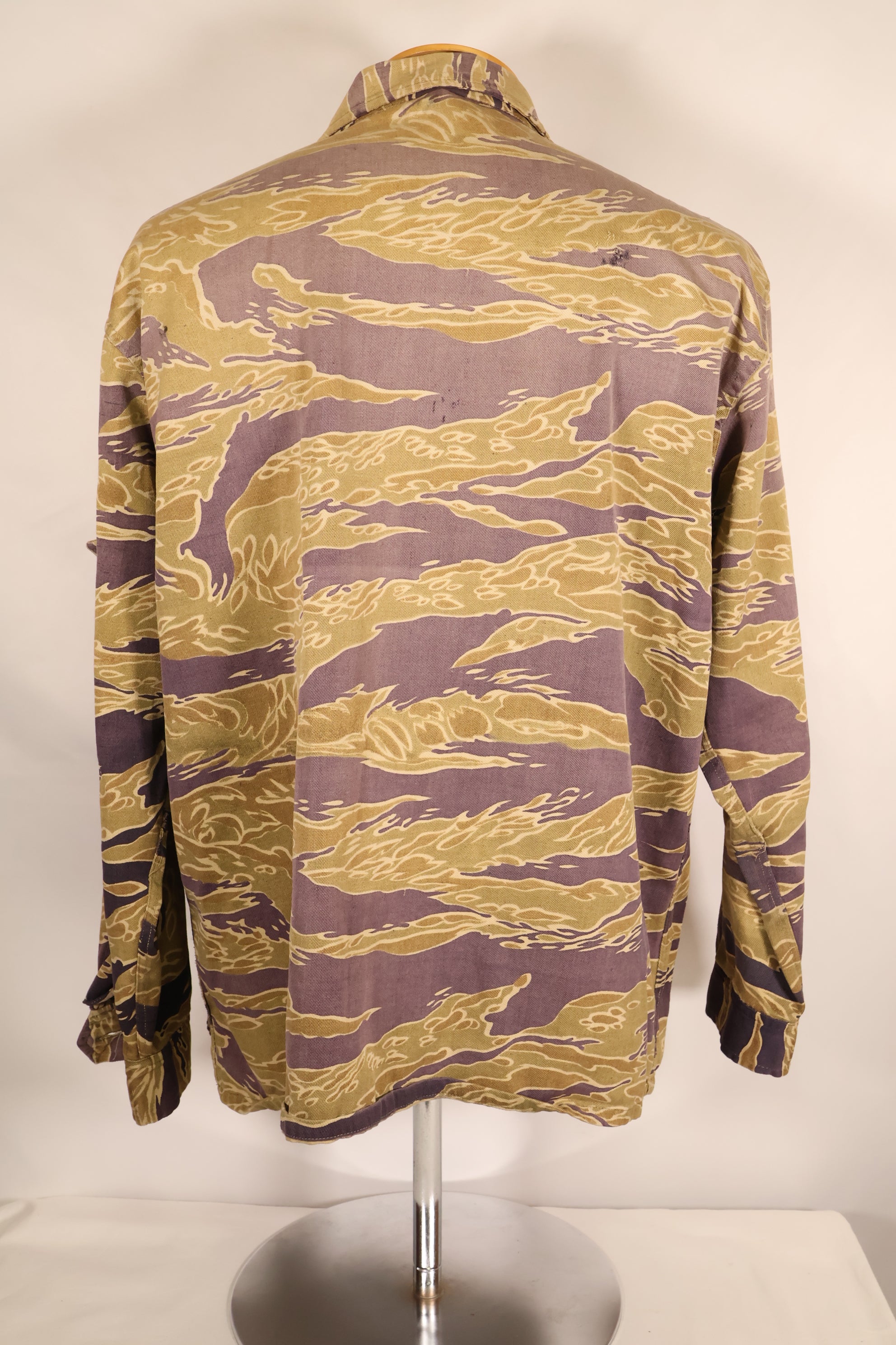 ปลายทศวรรษ 1960 – สวมโดยอดีตที่ปรึกษาของ MIKE FORCE – เสื้อ Gold Tiger US-M ที่มีซิปถูกปรับเปลี่ยน