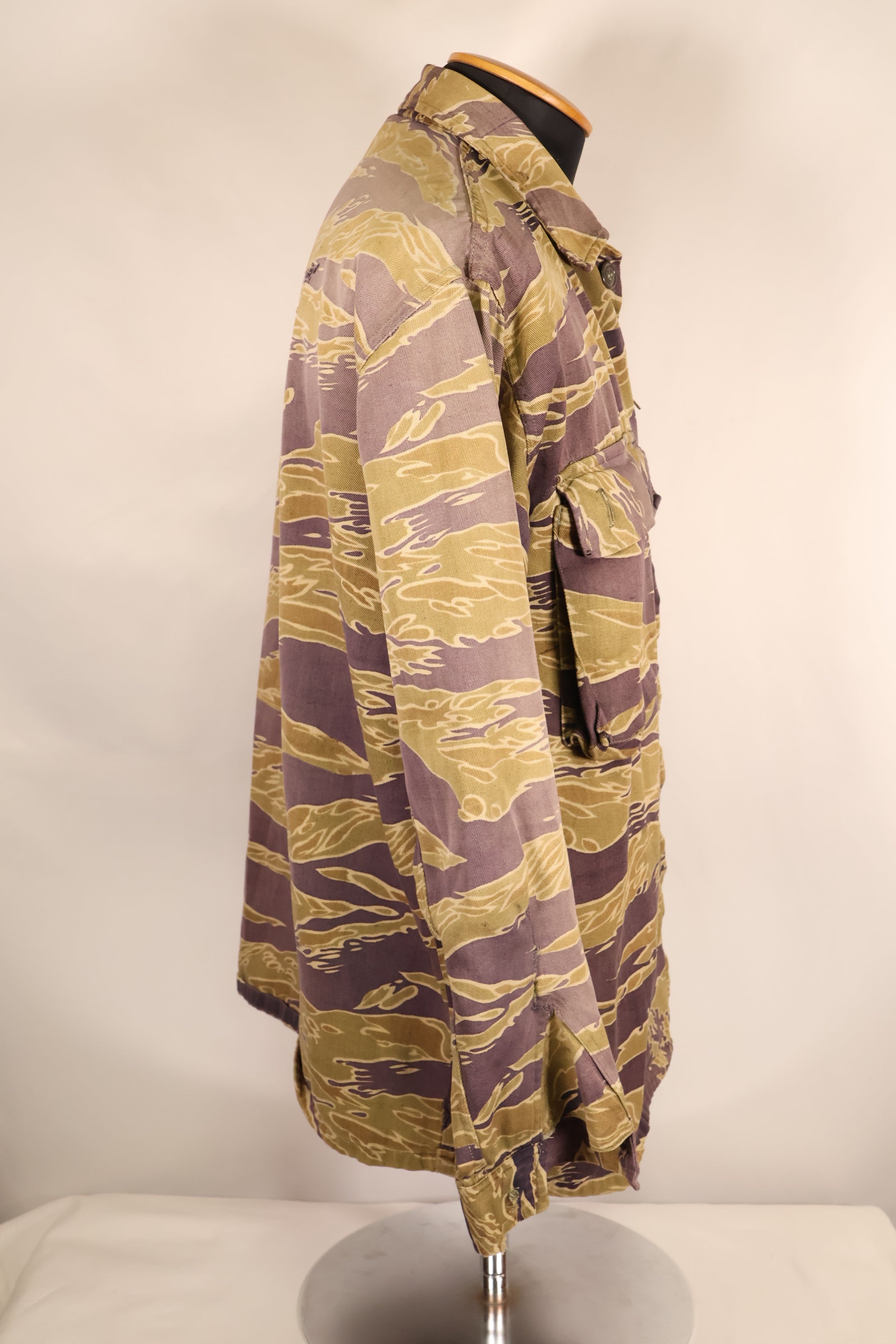 ปลายทศวรรษ 1960 – สวมโดยอดีตที่ปรึกษาของ MIKE FORCE – เสื้อ Gold Tiger US-M ที่มีซิปถูกปรับเปลี่ยน