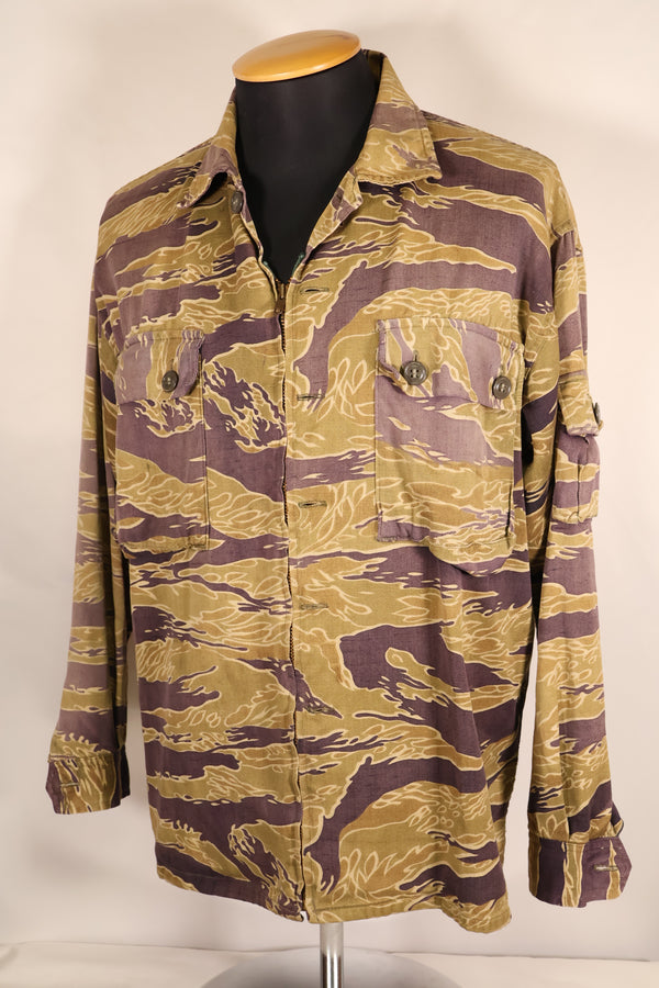 ปลายทศวรรษ 1960 – สวมโดยอดีตที่ปรึกษาของ MIKE FORCE – เสื้อ Gold Tiger US-M ที่มีซิปถูกปรับเปลี่ยน