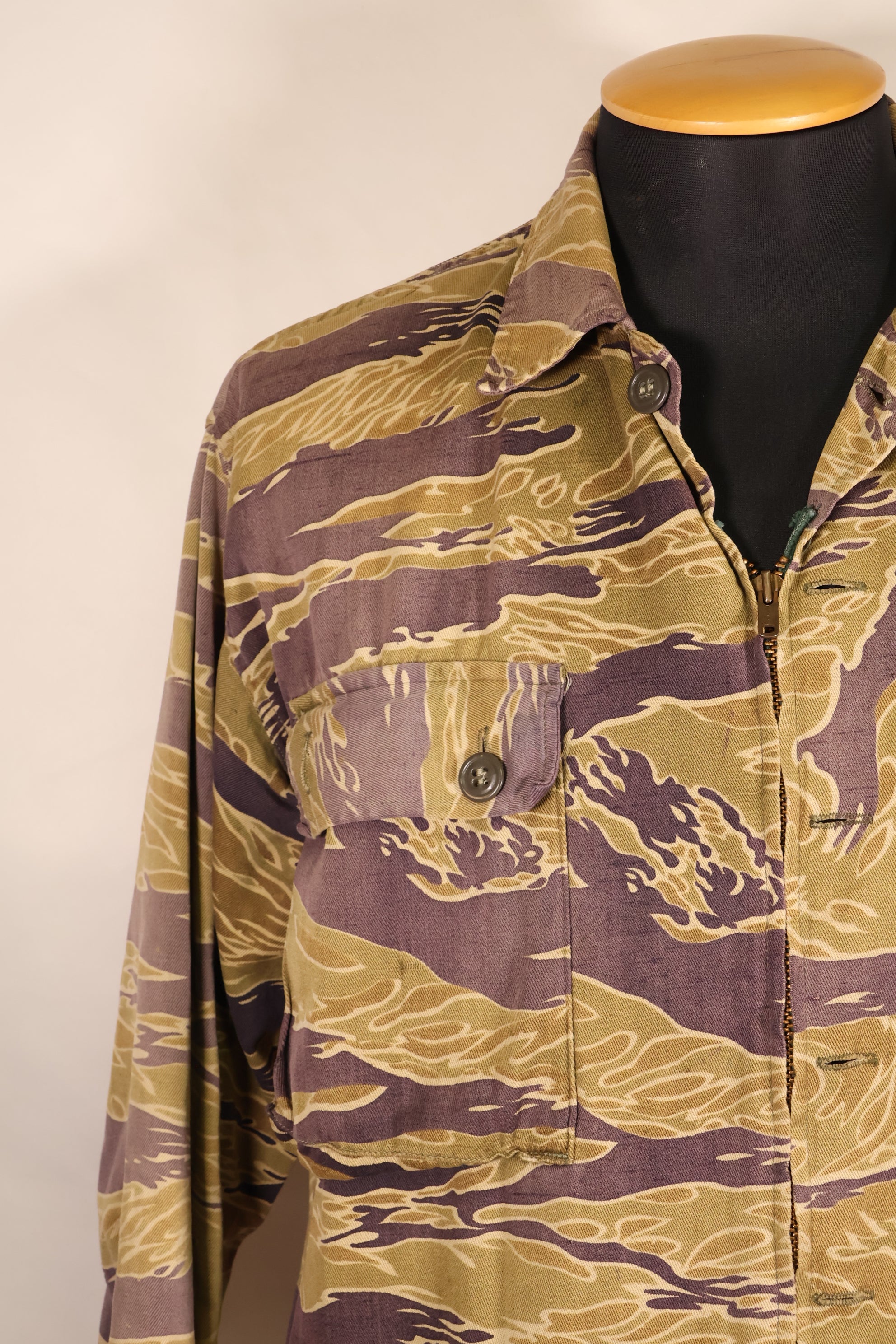 ปลายทศวรรษ 1960 – สวมโดยอดีตที่ปรึกษาของ MIKE FORCE – เสื้อ Gold Tiger US-M ที่มีซิปถูกปรับเปลี่ยน