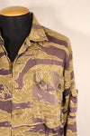 ปลายทศวรรษ 1960 – สวมโดยอดีตที่ปรึกษาของ MIKE FORCE – เสื้อ Gold Tiger US-M ที่มีซิปถูกปรับเปลี่ยน