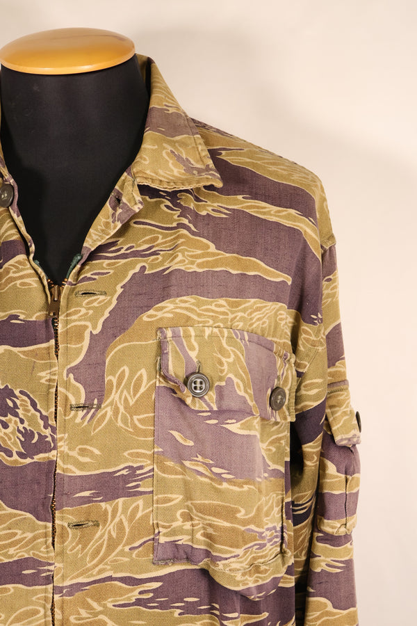 ปลายทศวรรษ 1960 – สวมโดยอดีตที่ปรึกษาของ MIKE FORCE – เสื้อ Gold Tiger US-M ที่มีซิปถูกปรับเปลี่ยน
