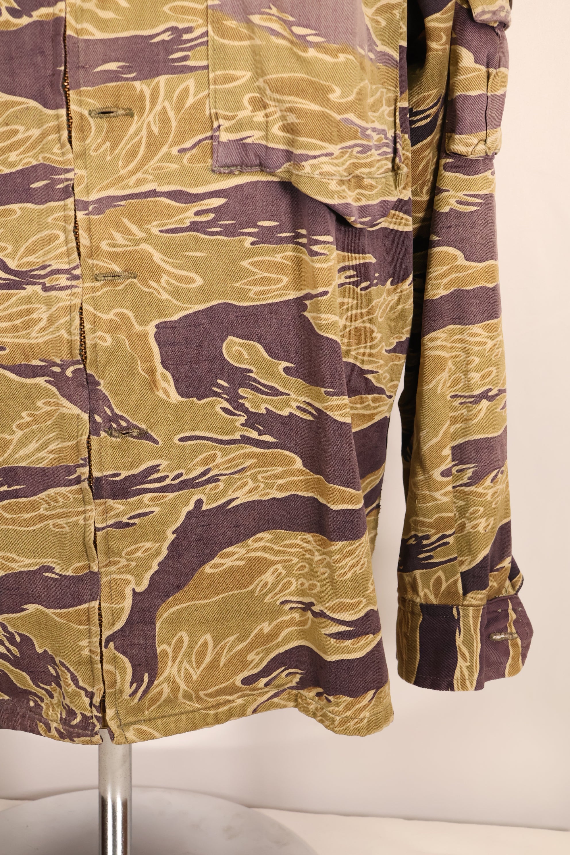 ปลายทศวรรษ 1960 – สวมโดยอดีตที่ปรึกษาของ MIKE FORCE – เสื้อ Gold Tiger US-M ที่มีซิปถูกปรับเปลี่ยน