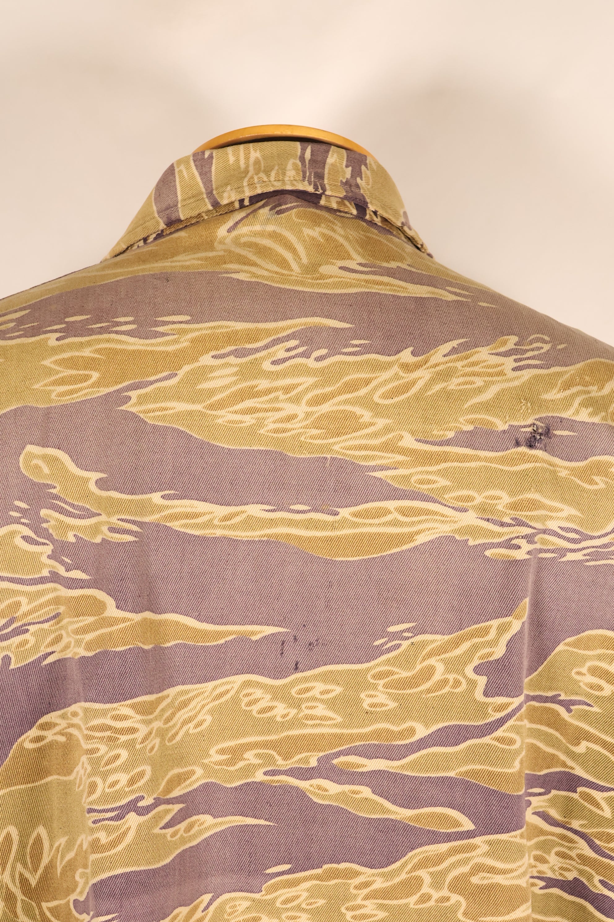 ปลายทศวรรษ 1960 – สวมโดยอดีตที่ปรึกษาของ MIKE FORCE – เสื้อ Gold Tiger US-M ที่มีซิปถูกปรับเปลี่ยน