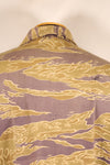 ปลายทศวรรษ 1960 – สวมโดยอดีตที่ปรึกษาของ MIKE FORCE – เสื้อ Gold Tiger US-M ที่มีซิปถูกปรับเปลี่ยน