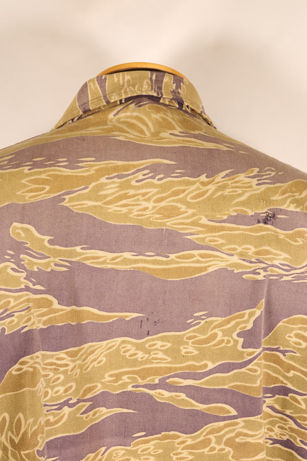 ปลายทศวรรษ 1960 – สวมโดยอดีตที่ปรึกษาของ MIKE FORCE – เสื้อ Gold Tiger US-M ที่มีซิปถูกปรับเปลี่ยน