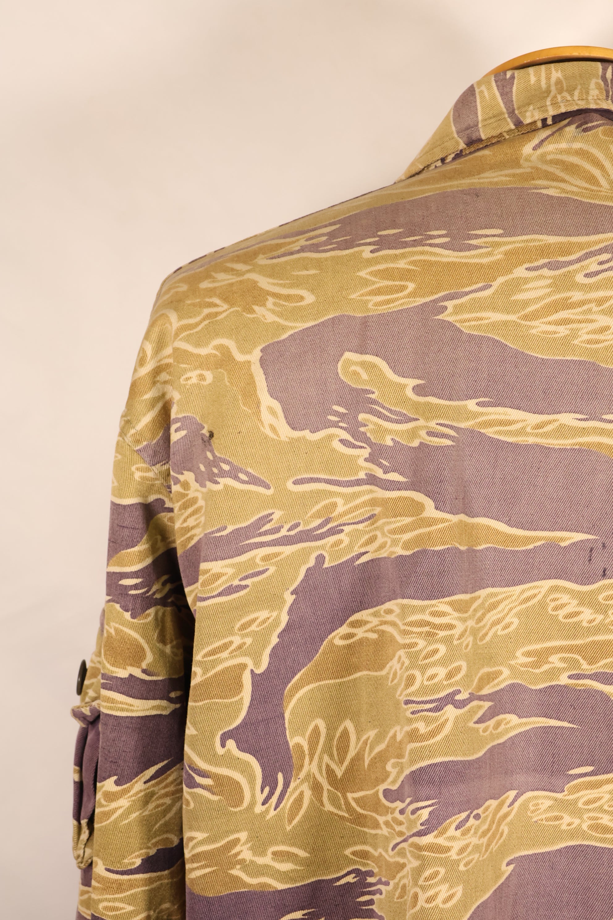 ปลายทศวรรษ 1960 – สวมโดยอดีตที่ปรึกษาของ MIKE FORCE – เสื้อ Gold Tiger US-M ที่มีซิปถูกปรับเปลี่ยน
