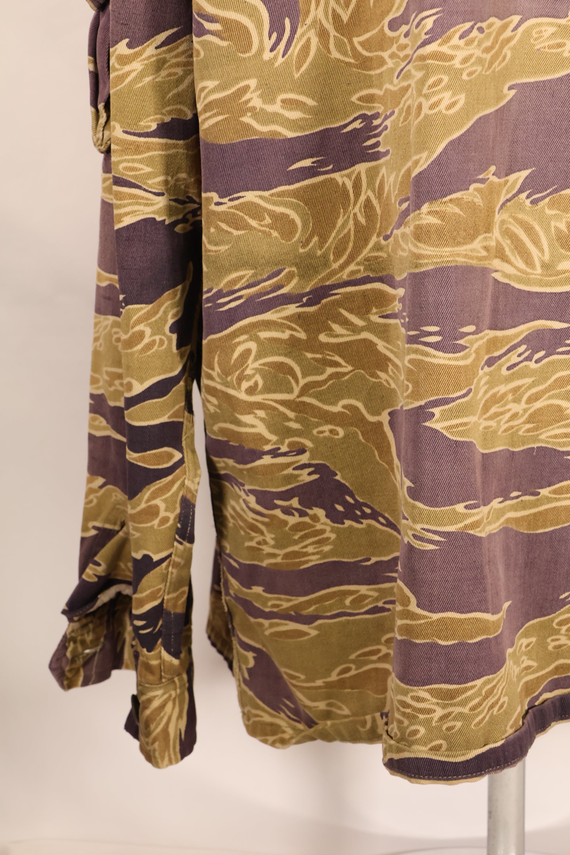 ปลายทศวรรษ 1960 – สวมโดยอดีตที่ปรึกษาของ MIKE FORCE – เสื้อ Gold Tiger US-M ที่มีซิปถูกปรับเปลี่ยน