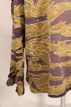 ปลายทศวรรษ 1960 – สวมโดยอดีตที่ปรึกษาของ MIKE FORCE – เสื้อ Gold Tiger US-M ที่มีซิปถูกปรับเปลี่ยน