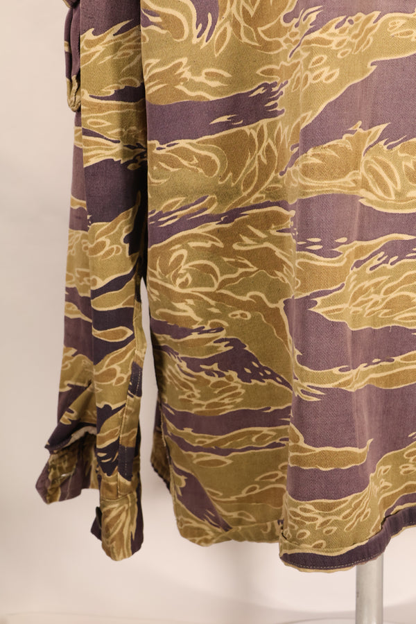 ปลายทศวรรษ 1960 – สวมโดยอดีตที่ปรึกษาของ MIKE FORCE – เสื้อ Gold Tiger US-M ที่มีซิปถูกปรับเปลี่ยน