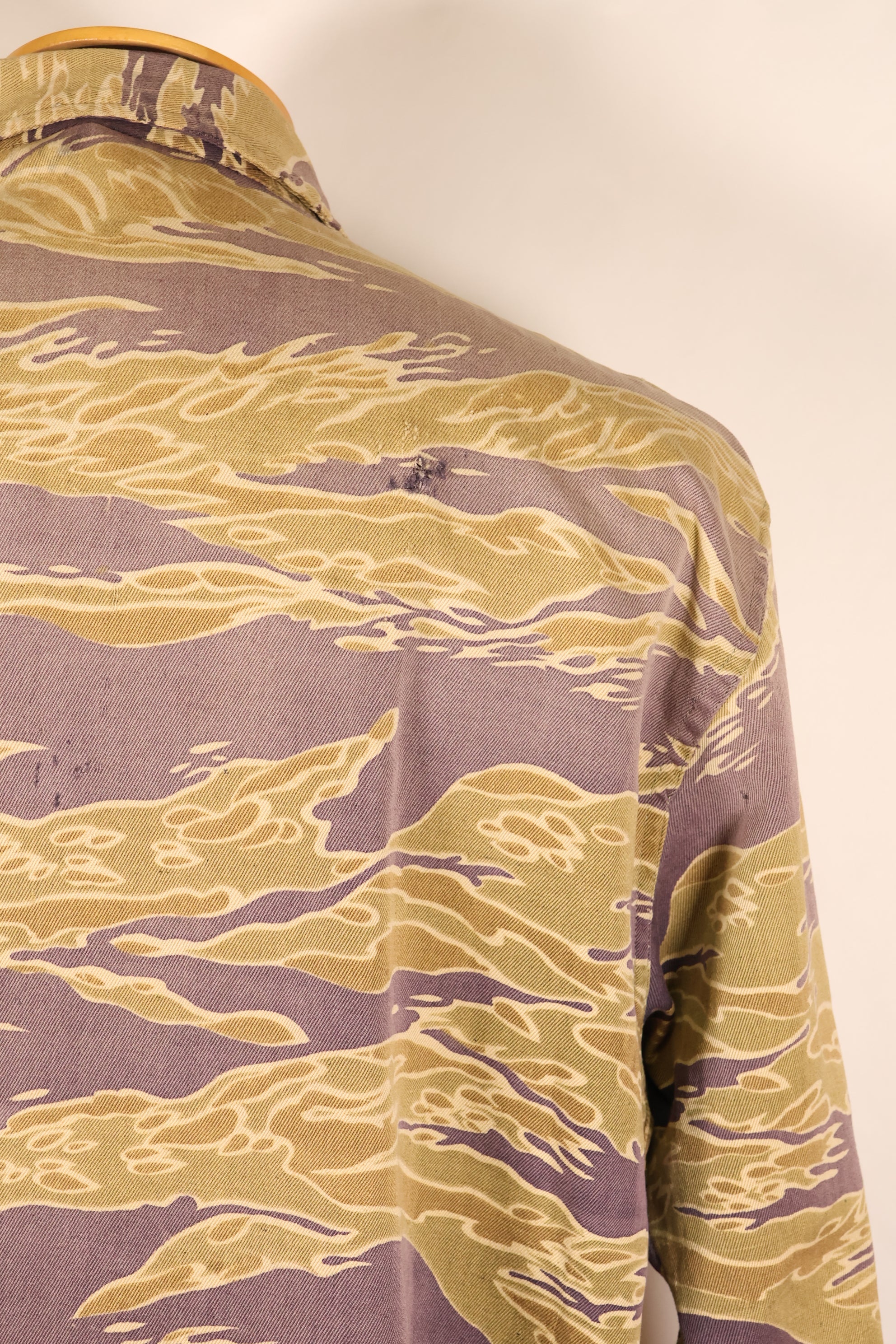 ปลายทศวรรษ 1960 – สวมโดยอดีตที่ปรึกษาของ MIKE FORCE – เสื้อ Gold Tiger US-M ที่มีซิปถูกปรับเปลี่ยน