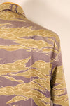 ปลายทศวรรษ 1960 – สวมโดยอดีตที่ปรึกษาของ MIKE FORCE – เสื้อ Gold Tiger US-M ที่มีซิปถูกปรับเปลี่ยน