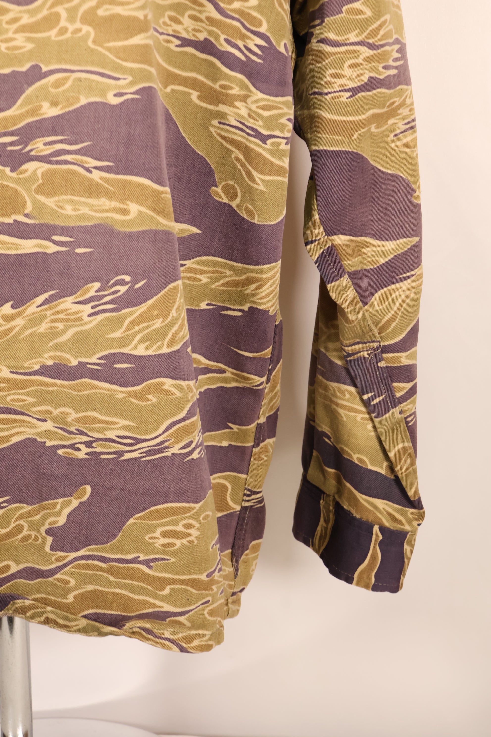 ปลายทศวรรษ 1960 – สวมโดยอดีตที่ปรึกษาของ MIKE FORCE – เสื้อ Gold Tiger US-M ที่มีซิปถูกปรับเปลี่ยน