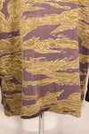 ปลายทศวรรษ 1960 – สวมโดยอดีตที่ปรึกษาของ MIKE FORCE – เสื้อ Gold Tiger US-M ที่มีซิปถูกปรับเปลี่ยน