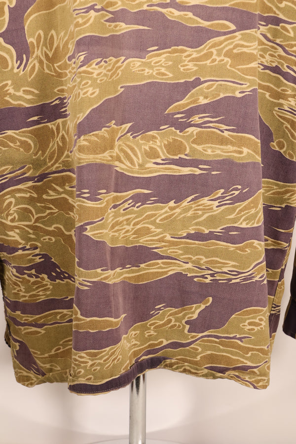ปลายทศวรรษ 1960 – สวมโดยอดีตที่ปรึกษาของ MIKE FORCE – เสื้อ Gold Tiger US-M ที่มีซิปถูกปรับเปลี่ยน