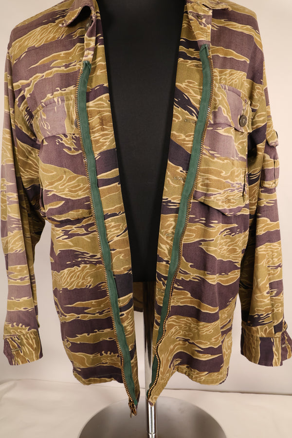 ปลายทศวรรษ 1960 – สวมโดยอดีตที่ปรึกษาของ MIKE FORCE – เสื้อ Gold Tiger US-M ที่มีซิปถูกปรับเปลี่ยน