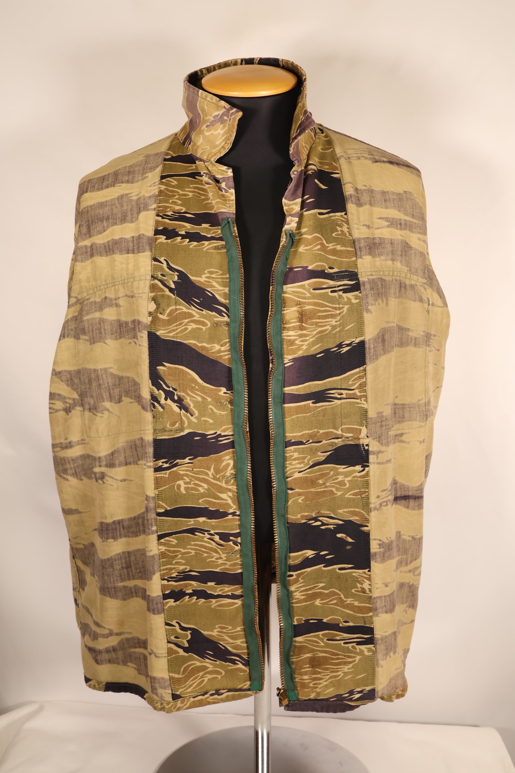 ปลายทศวรรษ 1960 – สวมโดยอดีตที่ปรึกษาของ MIKE FORCE – เสื้อ Gold Tiger US-M ที่มีซิปถูกปรับเปลี่ยน
