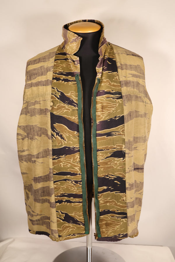 ปลายทศวรรษ 1960 – สวมโดยอดีตที่ปรึกษาของ MIKE FORCE – เสื้อ Gold Tiger US-M ที่มีซิปถูกปรับเปลี่ยน