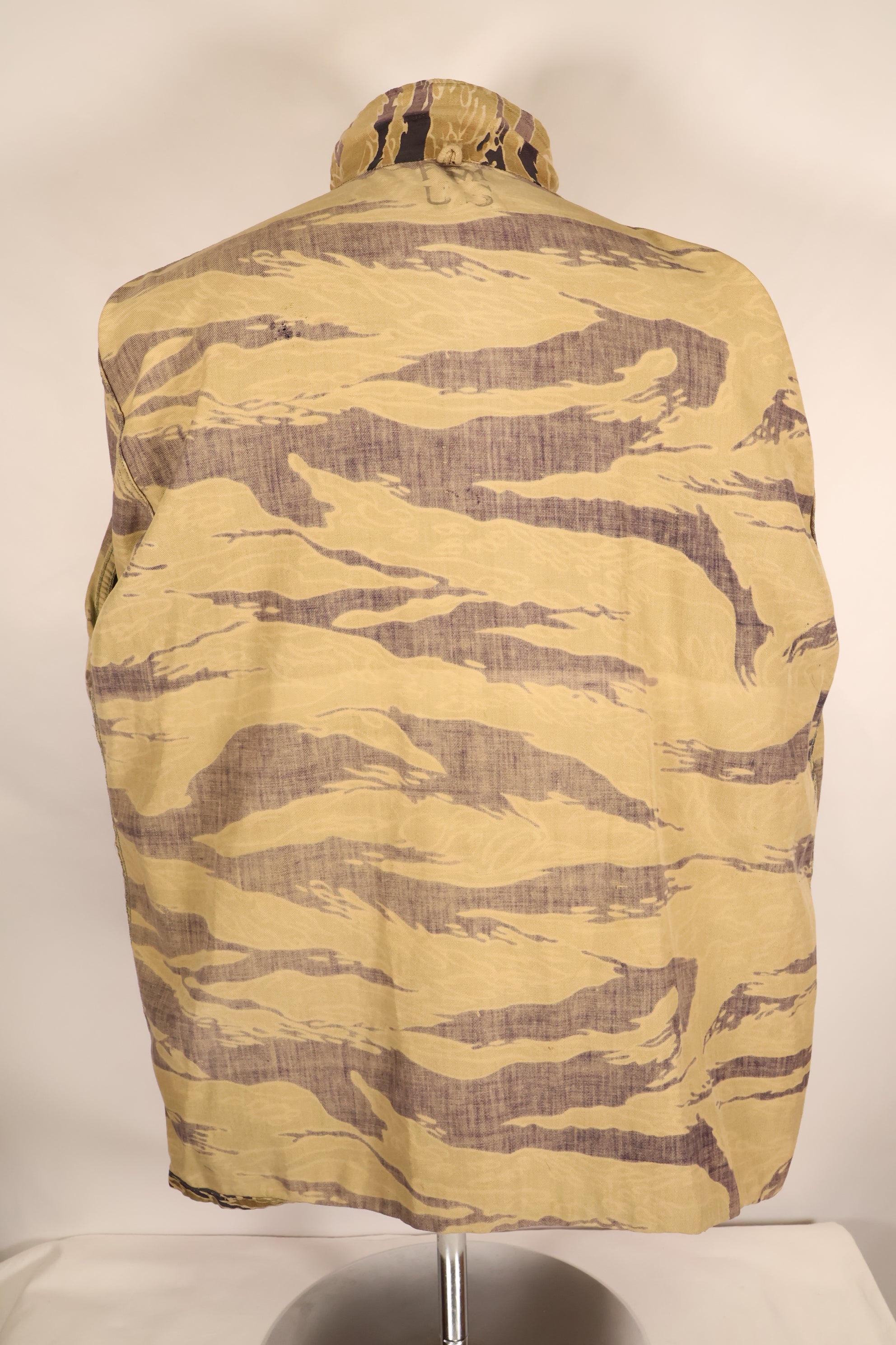 ปลายทศวรรษ 1960 – สวมโดยอดีตที่ปรึกษาของ MIKE FORCE – เสื้อ Gold Tiger US-M ที่มีซิปถูกปรับเปลี่ยน