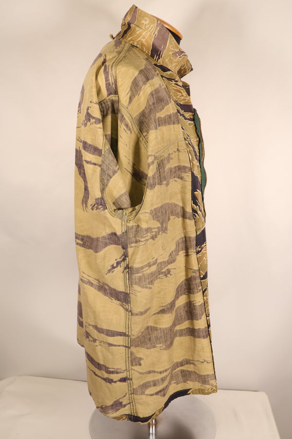 ปลายทศวรรษ 1960 – สวมโดยอดีตที่ปรึกษาของ MIKE FORCE – เสื้อ Gold Tiger US-M ที่มีซิปถูกปรับเปลี่ยน