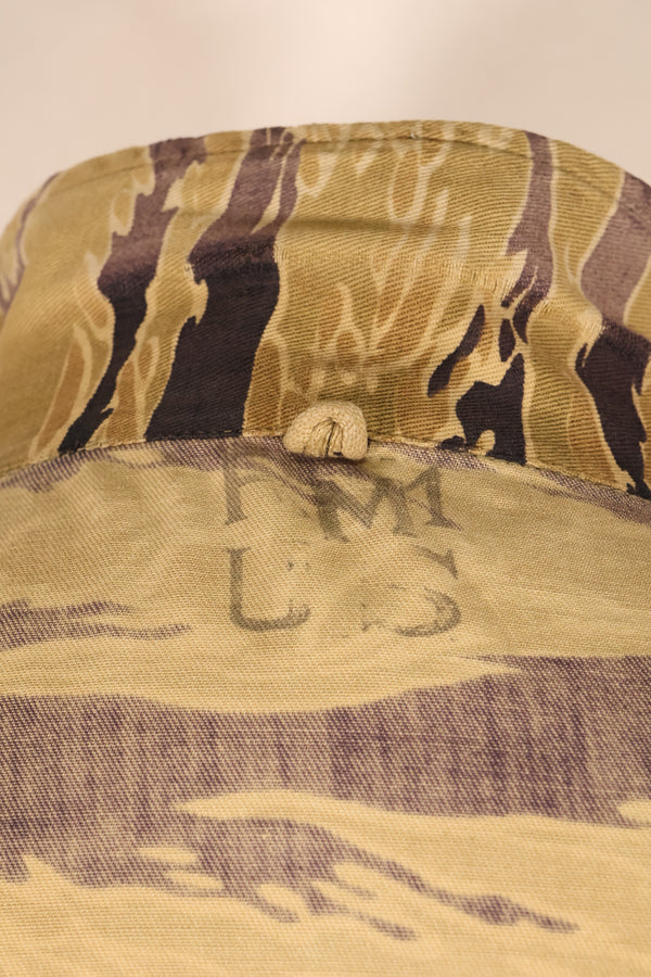 ปลายทศวรรษ 1960 – สวมโดยอดีตที่ปรึกษาของ MIKE FORCE – เสื้อ Gold Tiger US-M ที่มีซิปถูกปรับเปลี่ยน