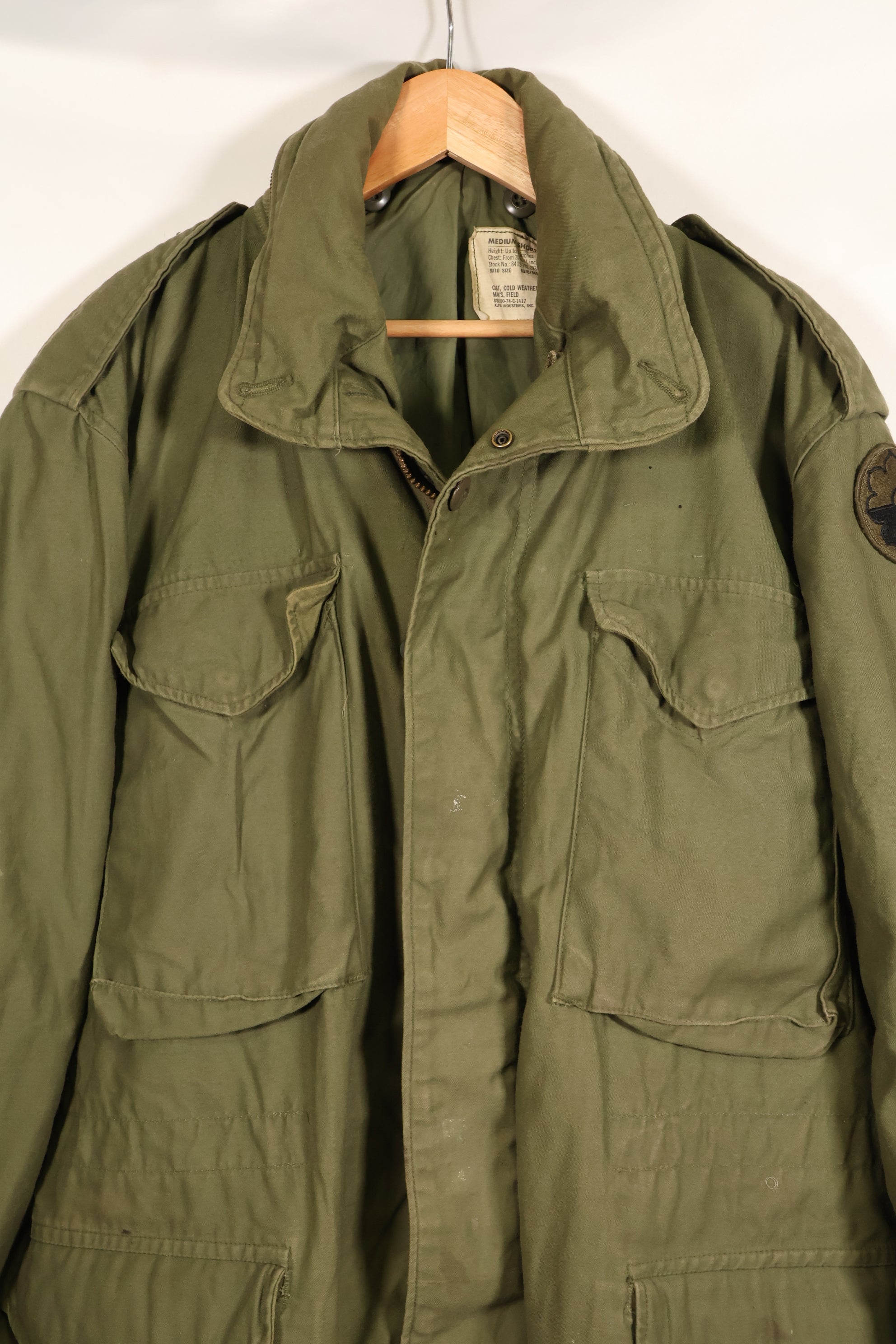เสื้อแจ็คเก็ตสนาม M-S M65 รุ่นที่ 3 ปี 1974 มือสอง สีซีด มีแผ่นปะ