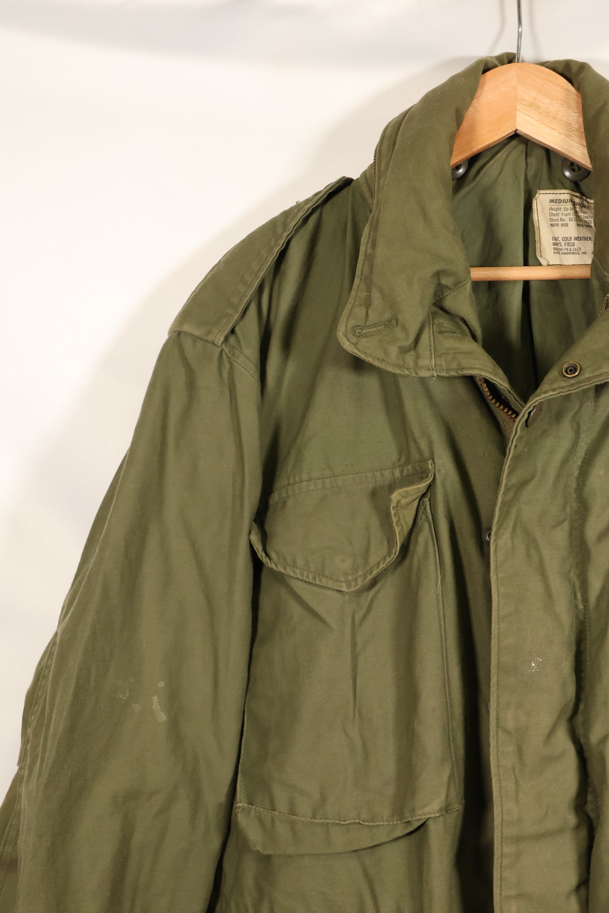 เสื้อแจ็คเก็ตสนาม M-S M65 รุ่นที่ 3 ปี 1974 มือสอง สีซีด มีแผ่นปะ