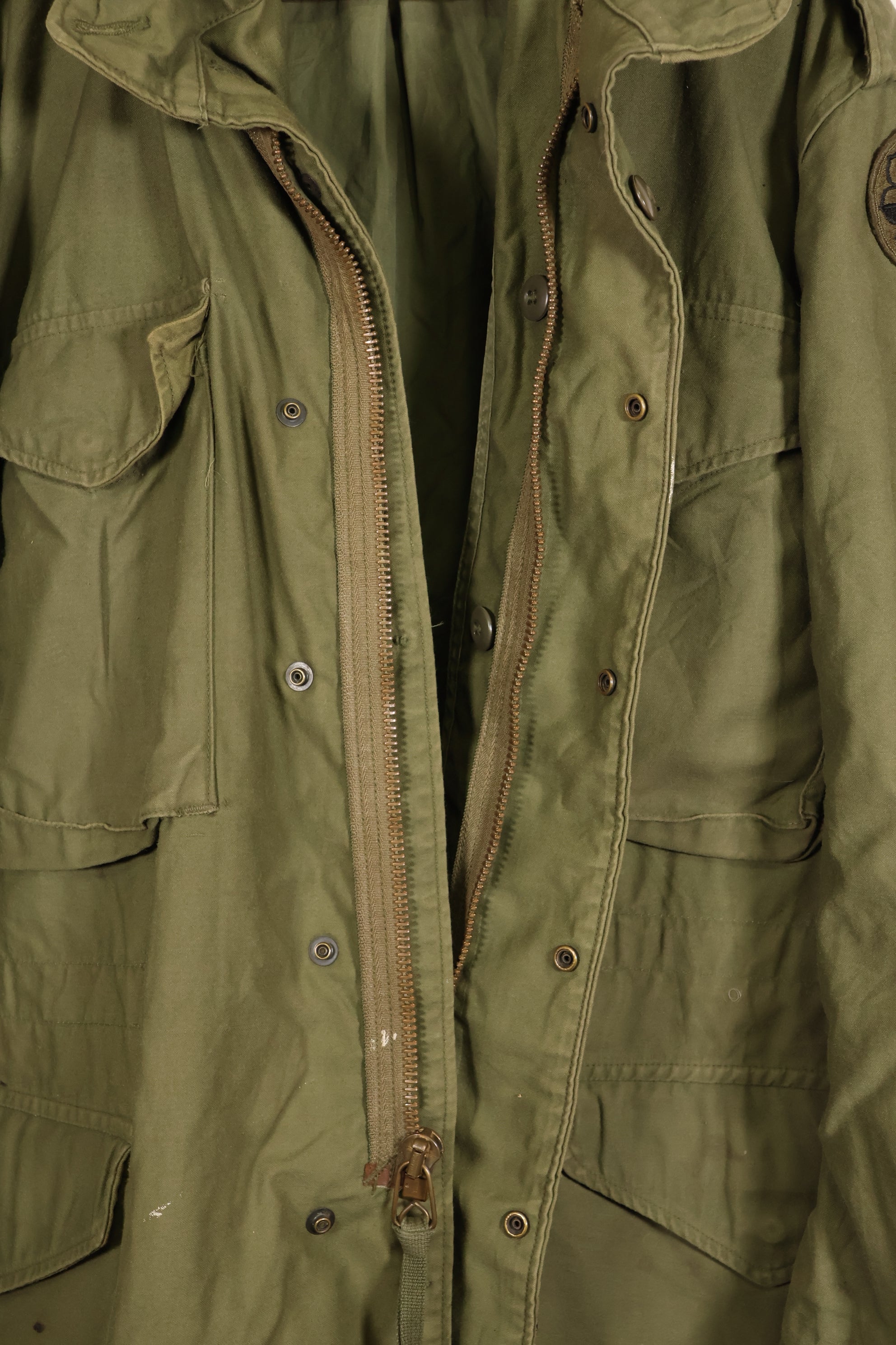 เสื้อแจ็คเก็ตสนาม M-S M65 รุ่นที่ 3 ปี 1974 มือสอง สีซีด มีแผ่นปะ