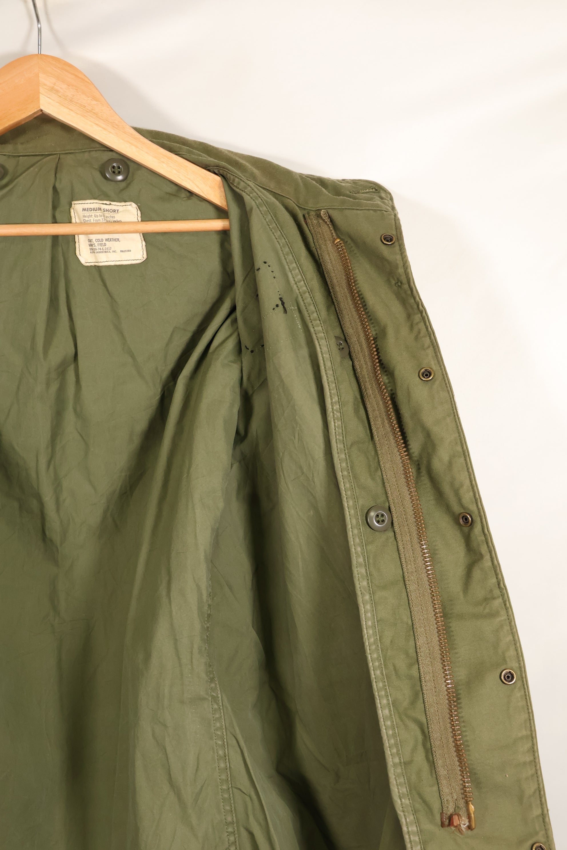 เสื้อแจ็คเก็ตสนาม M-S M65 รุ่นที่ 3 ปี 1974 มือสอง สีซีด มีแผ่นปะ